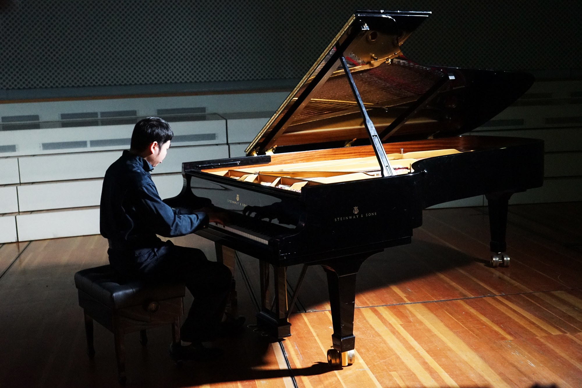 Chia-Lun Hsu am Steinway-Flügel auf der Konzertbühne